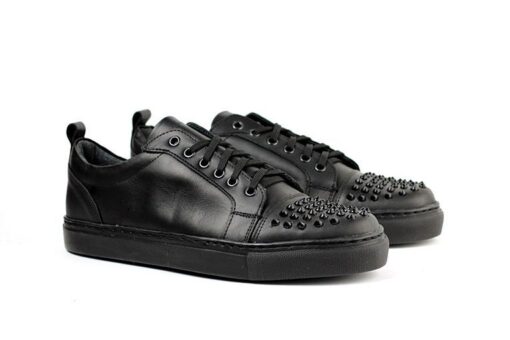 Tenis piel negra con estoperoles negros