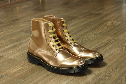 Bota oro de agujetas