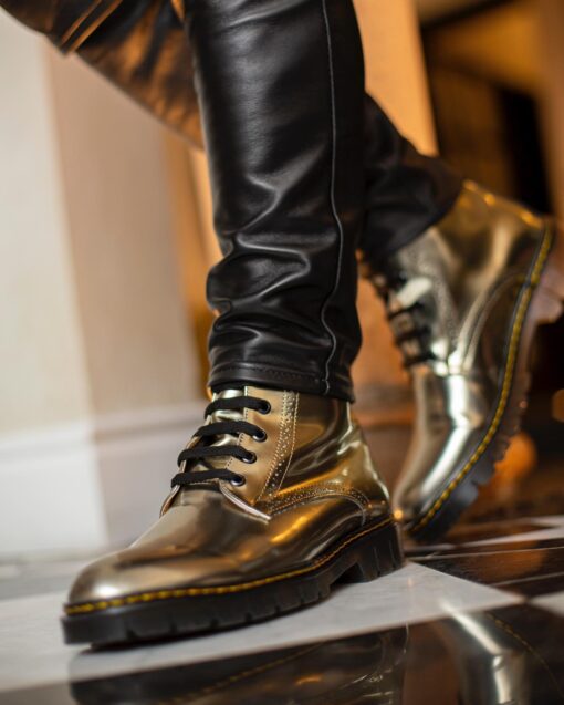 Bota platino de agujetas