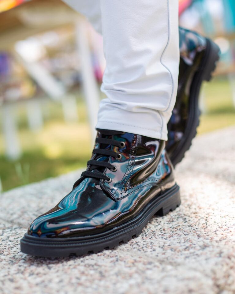 Bota charol negro con agujetas – Calzado Xicarú