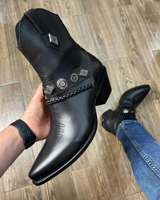 Bota piel negro con herrajes