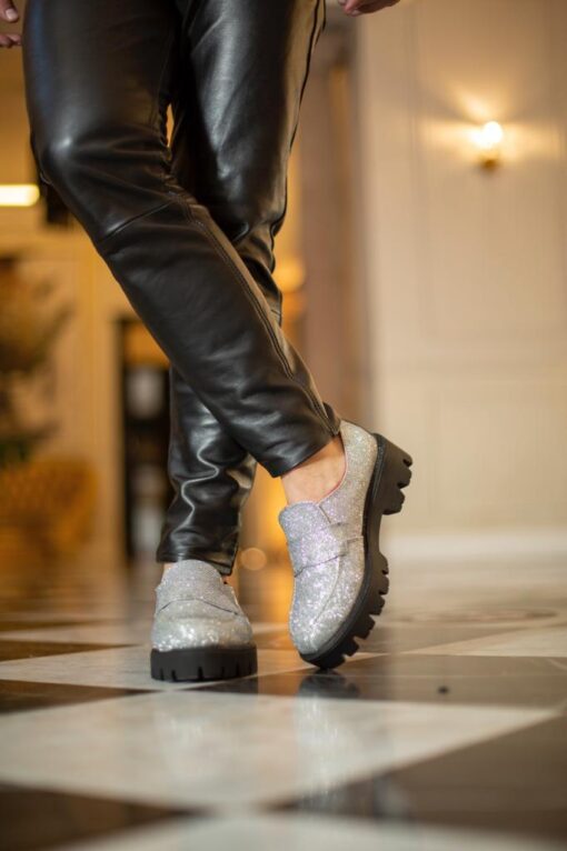 Mocasín brillos plata (En modelos de liquidación no aplica envío gratis)