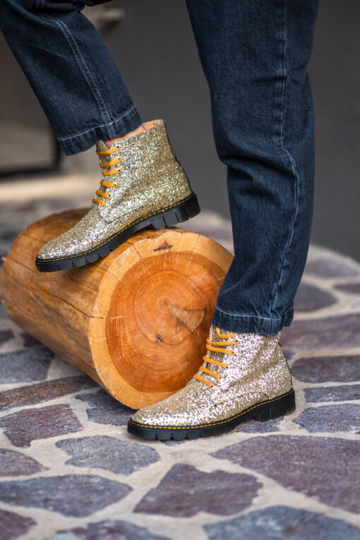 Bota brillos oro agujetas
