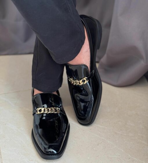 Slipper charol negro con cadena