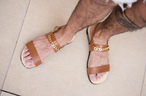 Sandalia piel miel con cadena