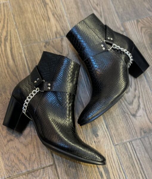 Bota negra con arnés de cadena