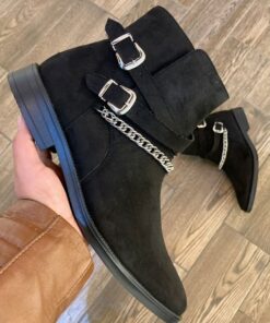 Bota negra con accesorios