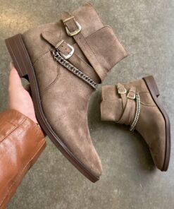 Bota gris con accesorios